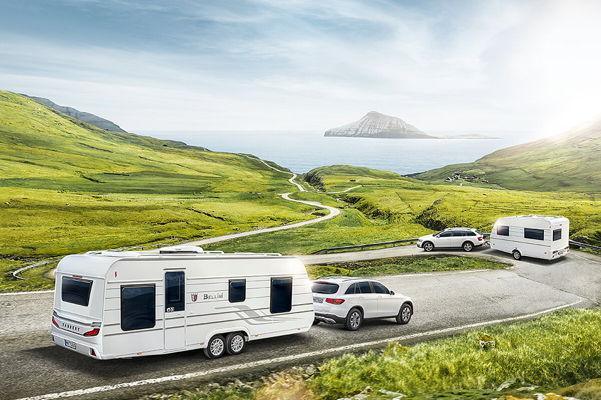 Ein Luxus-Caravan wird eine Straße entlanggezogen.