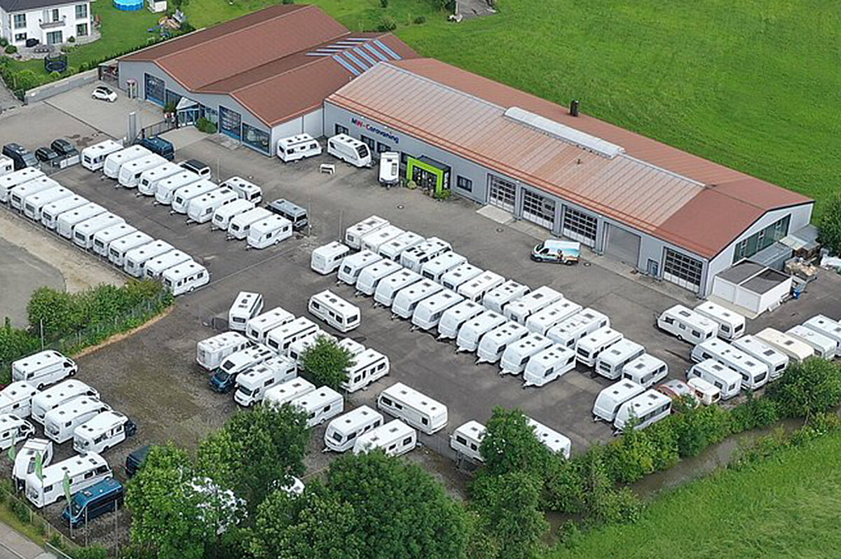 Blick auf Gelände von MW Caravaning von oben.