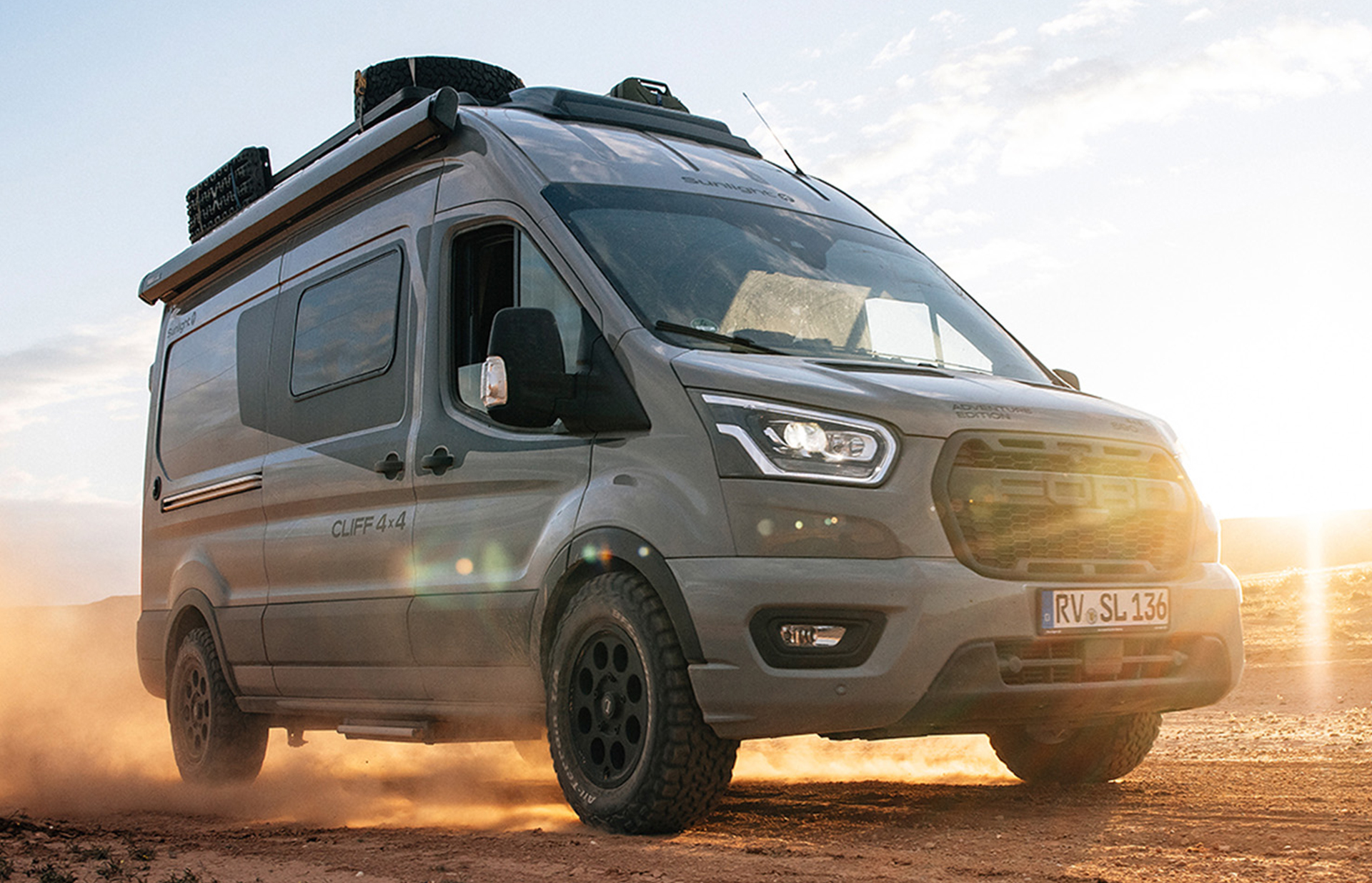 Entdecken Sie die Vielfalt der Sunlight Reisemobile. Ein Kastenwagen von Sunlight fährt im Gegenlicht durch eine Wüste.